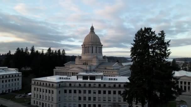 Stigande Upp Avslöjar Washington State Capitol Dome Och Puget Sound — Stockvideo
