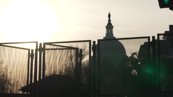 Capitol Dome Bakom Säkerhetsstängsel Vid Solnedgången Byggd För Joe Biden — Stockvideo