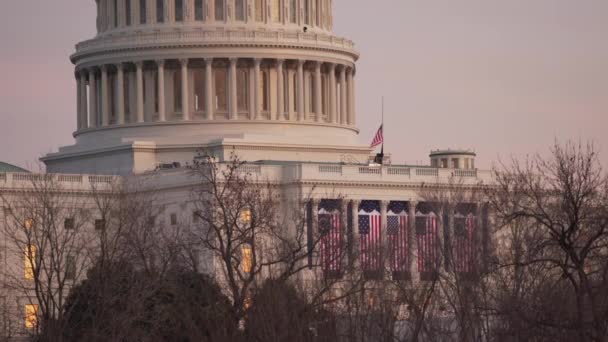 Capitolio Atardecer Con Banderas Exhibición Para Inauguración Joe Biden Washington — Vídeos de Stock