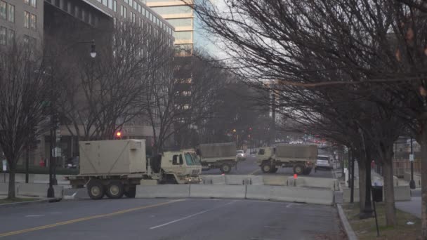 Straßensperrung Für Gepanzerte Militärfahrzeuge Kapitol Vor Joe Bidens Amtseinführung Washington — Stockvideo