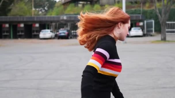 Movimento Lento Menina Bonita Com Patins Rolo Equitação Cabelo Vermelho — Vídeo de Stock