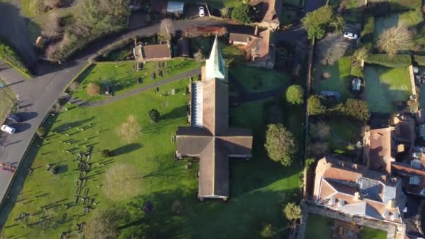 Οδήγησε Πλάνα Πάνω Από Μια Εκκλησία Στην Αγγλία Μια Εκκλησία — Αρχείο Βίντεο