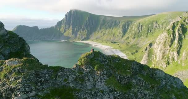 Bergsteiger Sitzt Auf Grat Mit Blick Auf Weißen Arktischen Strand — Stockvideo