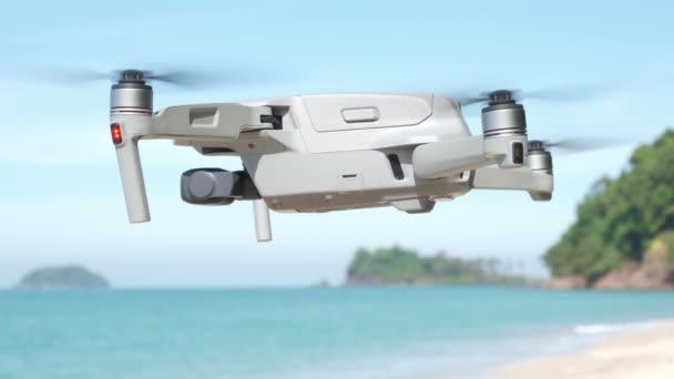 Drone Zweven Een Strand Met Oceaan Eilanden Achtergrond — Stockvideo