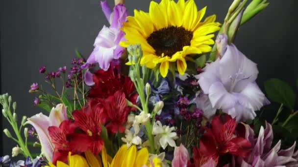 Букет Красивих Натуральних Барвистих Квітів — стокове відео