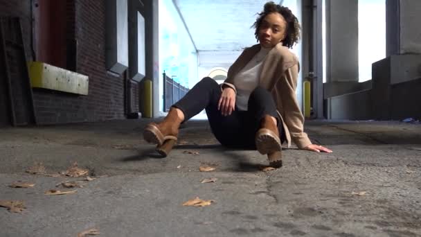 Modèle Noir Pose Pour Photographe Dans Une Ruelle — Video