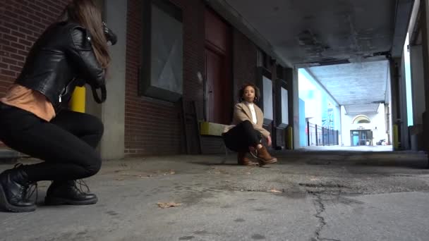 Black Model Poses Photographer Alleyway — Stock Video