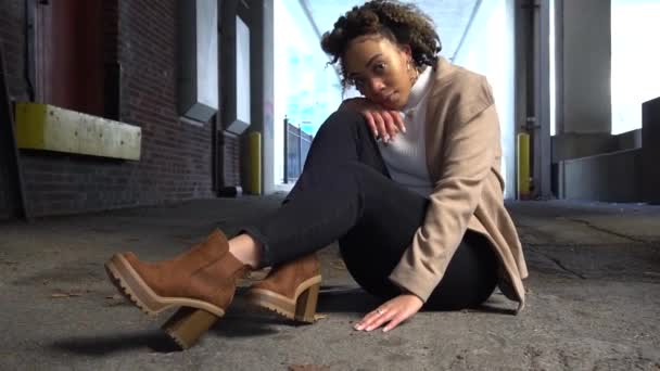Schwarzes Model Posiert Während Eines Fotoshootings Für Einen Fotografen Einer — Stockvideo