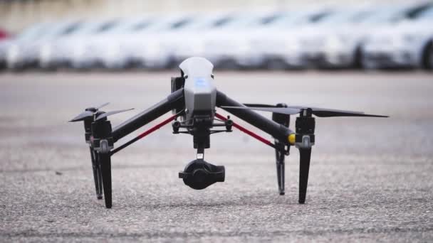 Kamera Drone Besar Memulai Dan Mengambil Dari Tanah Aspal — Stok Video