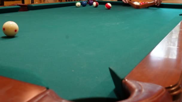 Osoba regály 8 Koule bazén hra na místě Shromažďování pevné a svlečené kulečník koule na stole se zelenou plstí a utahovací police s rukama před zvedáním dřevěný trojúhelník, nízký úhel žádné tváře