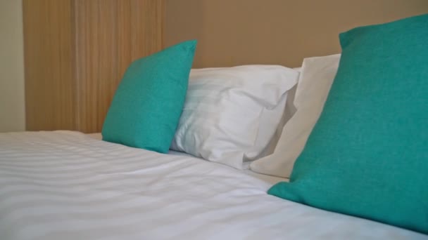 Mooie Comfortabele Kussens Decoratie Bed Slaapkamer — Stockvideo