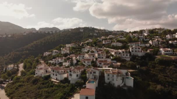 スペインのアリカンテ県ペゴの村の郊外からの住宅の4K空中ショットを確立します — ストック動画