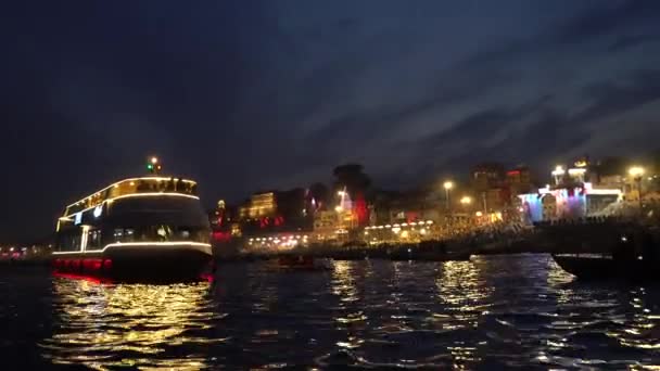 Kézi Felvétel Hajó Átkelés Gangesz Folyó Varanasi India Naplementekor Panoráma — Stock videók