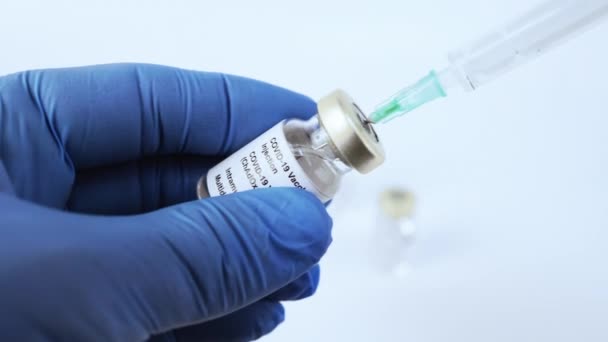 Zkušební Injekční Stříkačka Rukama Lahvičky Antivirovou Vakcínou Pozadí Statické Mělké — Stock video