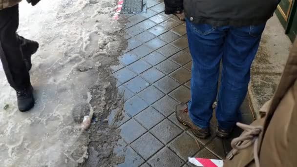 Gente Pie Una Señal Hay Nieve Lado Del Pavimento Gente — Vídeos de Stock