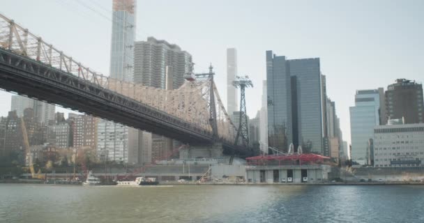 Zdjęcie Panoramiczne Mostu Koch Nad East River Zrobione Wyspy Roosevelt — Wideo stockowe