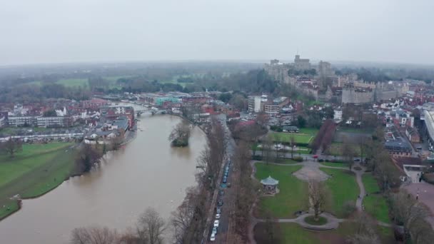 Plan Drone Aérien Rotatif Cinématographique Rivière Thames Reliant Eton Windsor — Video