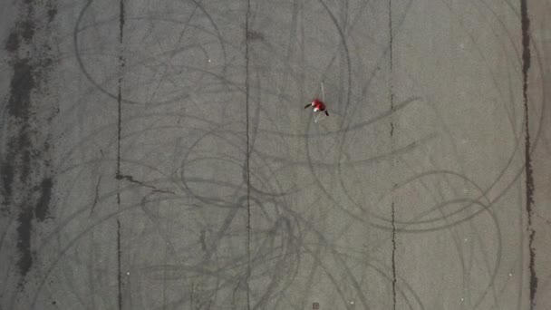 飞赛耶空中俯瞰滑雪板上滚动式女子滑翔机 自上而下的无人机射击 — 图库视频影像