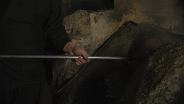 日本剑匠正在用木炭生火 — 图库视频影像