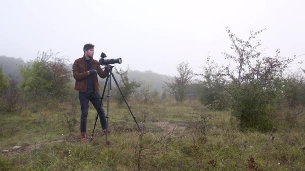 Fényképész Állító Állvány Dslr Kamera Ködös Területen — Stock videók
