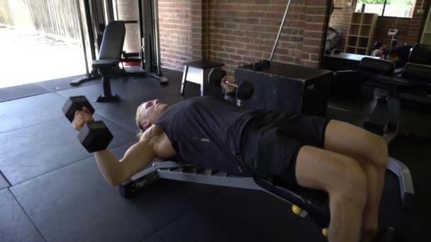 Tatuerad Man Hemmet Gym Gör Nedgång Bröstet Flyga — Stockvideo