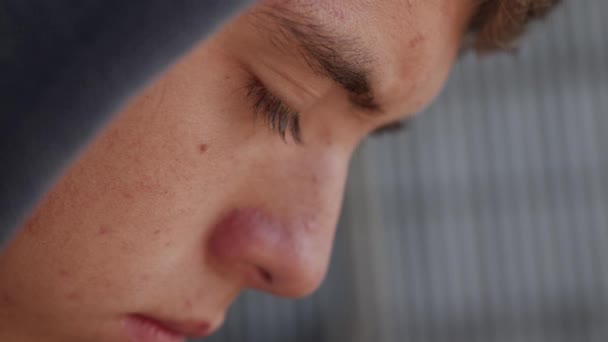 차고에 슬프고 우울해 보이는 소년의 얼굴을 감쌌다 동작으로 60Fps — 비디오