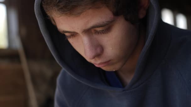 Egy Tinédzser Fiú Közelsége Aki Egyedül Egy Koszos Garázsban Egy — Stock videók
