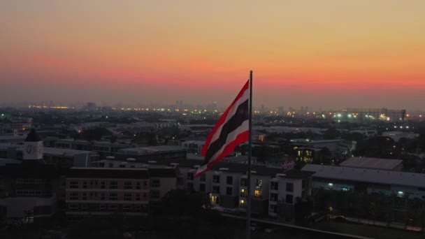 タイ国旗ドローンバンコクシティ背景 Sunset Scene Thailand — ストック動画