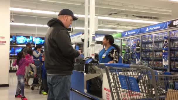 Movimiento Mujer Comprando Producto Eléctrico Pagando Con Tarjeta Crédito Mostrador — Vídeos de Stock