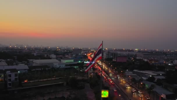 タイ国旗ドローンバンコク市の背景4Kサンセットシーンタイ交通ストリート車 — ストック動画