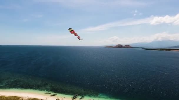 Drone Close Kite Flying Tropical Island White Sand Lonely Beach — Stock video
