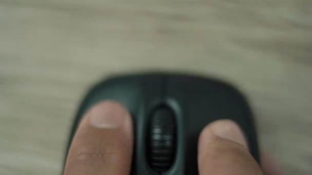 顶部视图手用电脑无线鼠标在电影色调风格 极端的近视 切换焦点点击鼠标 — 图库视频影像
