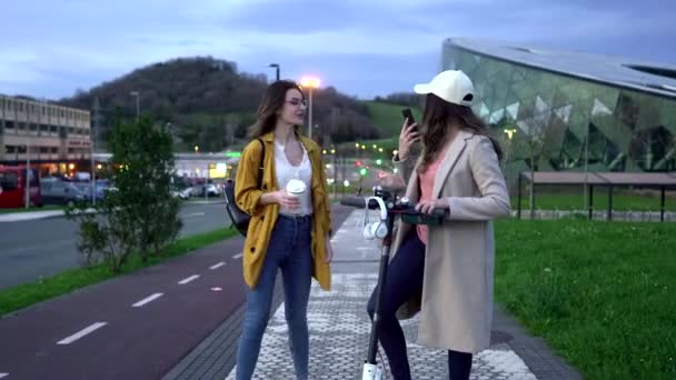 Gimbal Shot Filles Occasionnelles Parler Prendre Café Dans Rue Coucher — Video