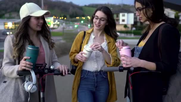 Tres Mujeres Scooters Hablando Sonriendo Bebiendo Café Tiro Medio — Vídeo de stock