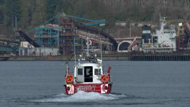 Vista Trasera Del Barco Bomberos Vancouver Navegando Fiordo Burrad Inlet — Vídeos de Stock