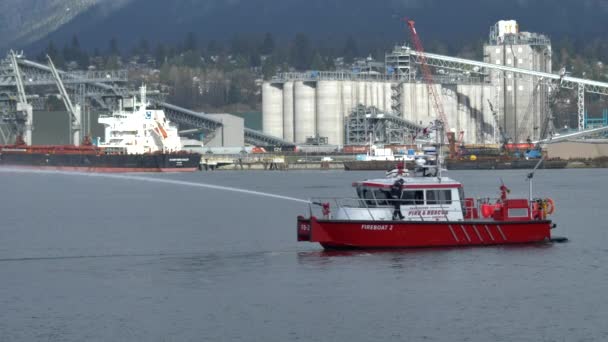 Brett Skott Röd Eldbåt Sprutar Vatten Vancouver Dagtid Stor Container — Stockvideo