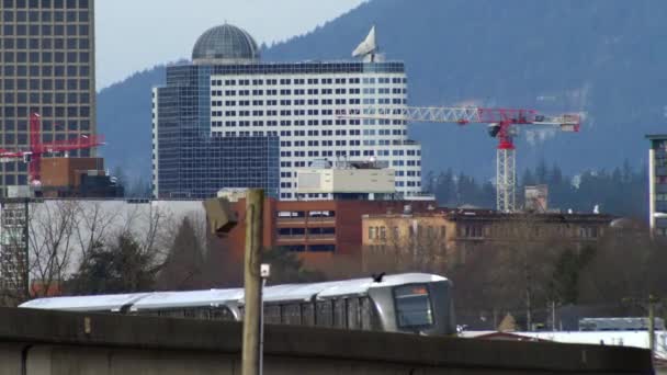 Modern Vonat Halad Híd Központjában Vancouver Építési Terület Daruk Háttérben — Stock videók