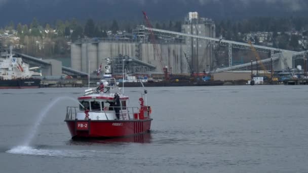 Canadese Fireboat Sproeien Met Water Training Oefening Rivier Met Industriële — Stockvideo