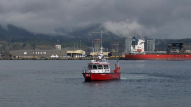 Fireboat Floating Burrard Inlet Cargo Ship Lynnterm Terminal Background North — Stock Video