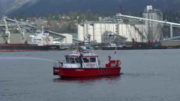 Bombero Stand Vancouver Fireboat While Spraying Water Burrard Inlet Vancouver — Vídeos de Stock
