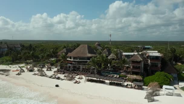Strand Von Tulum Mit Maya Dschungel Aussichten Und Wunderschönem Hotelstreifen — Stockvideo