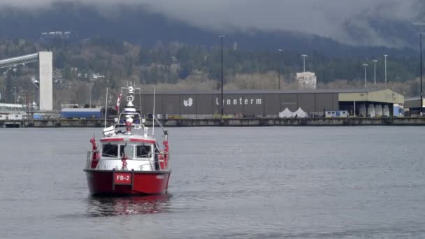 Hasič Kráčí Vancouver Fireboat Plovoucí Burrard Inlet Vancouveru Kanada Široký — Stock video