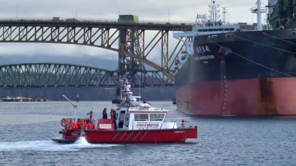 Bateau Incendie Naviguant Sur Rivière Avec Gigantesque Porte Conteneurs Pont — Video