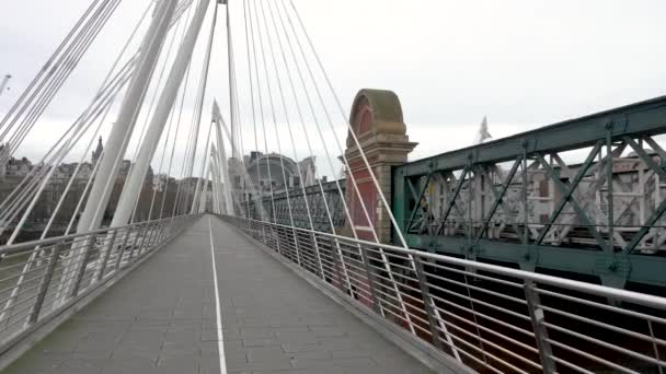 Lassú mozgás, 4k, statikus felvétel egy metrószerelvényről egy üres londoni Golden Jubilee híd mellett