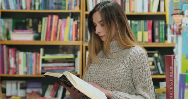 Lány Keres Információt Könyvben Csalódott — Stock videók