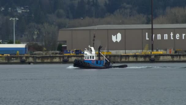 Bogserbåt Kryssning Havet Med Industriell Hamn Bakgrunden Vancouvers Hamn Kanada — Stockvideo