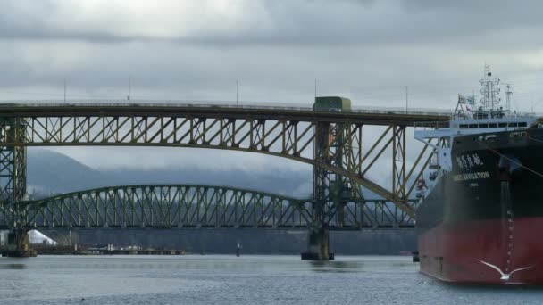 Парковка Азиатского Контейнерного Судна Верфи Движение Высоком Мосту Через Фьорд — стоковое видео