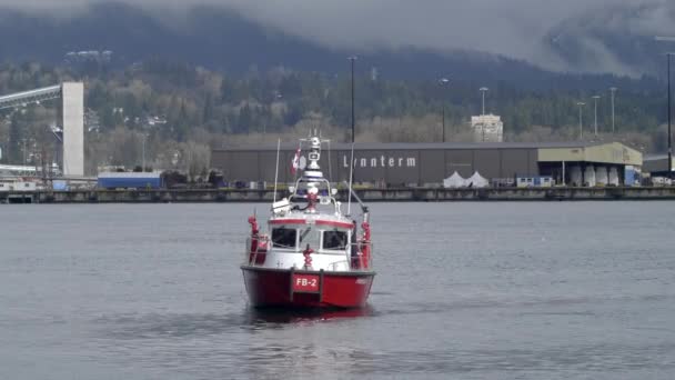 Grand Plan Bateau Feu Ancré Sur Rivière Hors Bord Croisière — Video