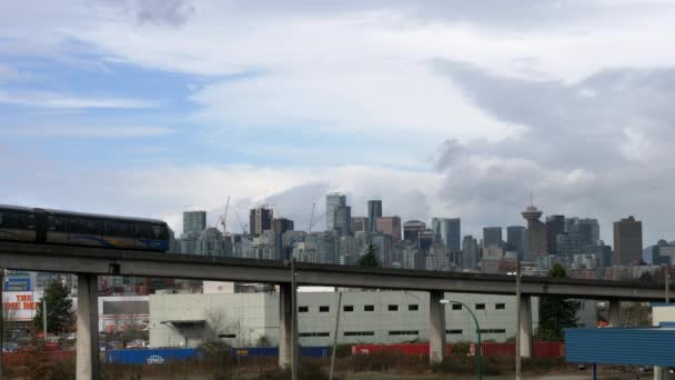Szerokie Ujęcie Mijającego Pociągu Przed Gigantyczną Panoramą Vancouver Podczas Pochmurnego — Wideo stockowe