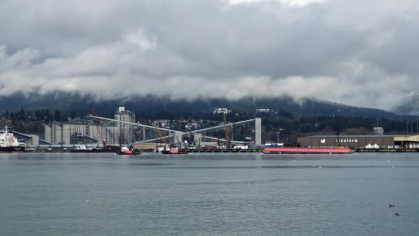 Tráfego Vancouver Fjord Com Rebocadores Cruzeiro Navio Fábrica Segundo Plano — Vídeo de Stock